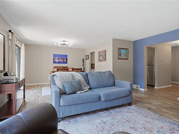 5th image of 10243 Foster St