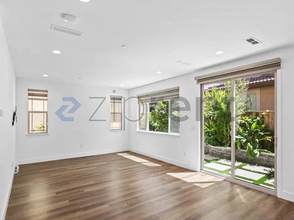 65 W Chianti Dr