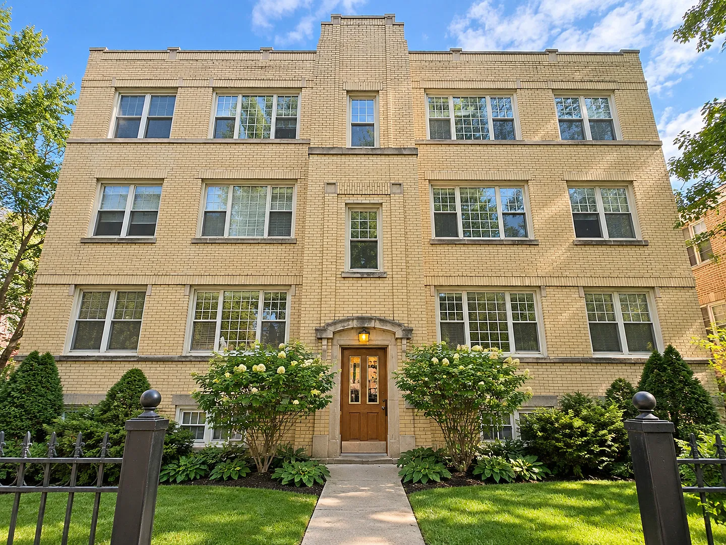 2 bed, 900 sqft, $1,885 — Photo 1