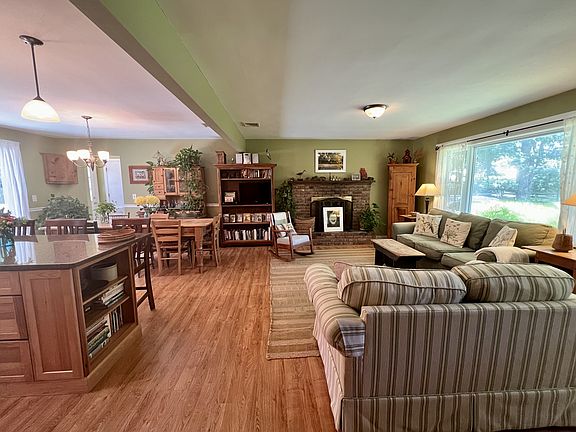 3rd image of 16 Beechwood Dr