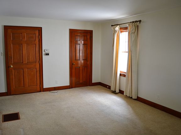 3rd image of 823 S Walnut St