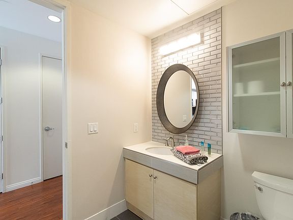 4th image of 350 W Ash St Unit 1005