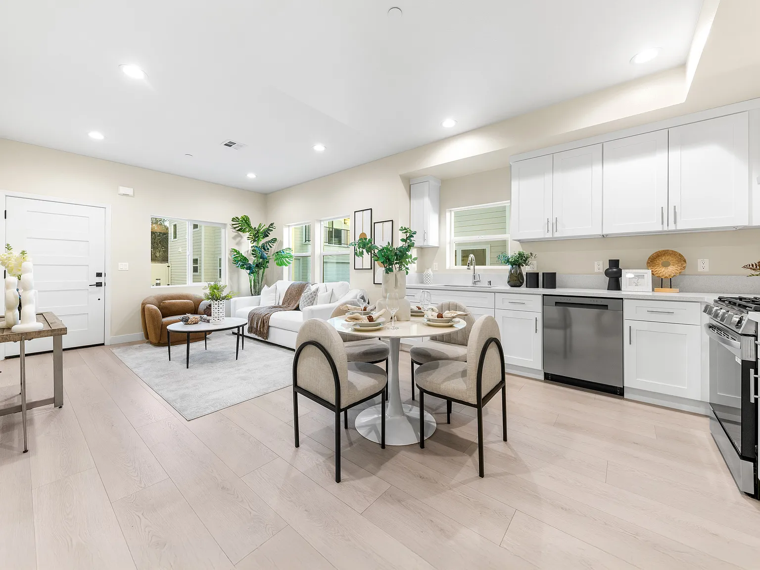 4 bed, 1689 sqft, $3,650 — Photo 3