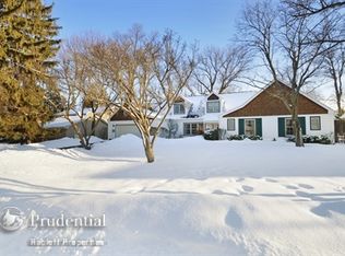 105 Ravine Forest Dr, Lake Bluff, IL 60044