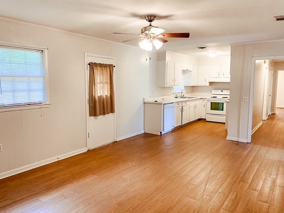5th image of 1800 N Maple Dr