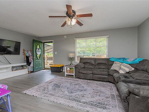 5th image of 688 Shoreline Dr