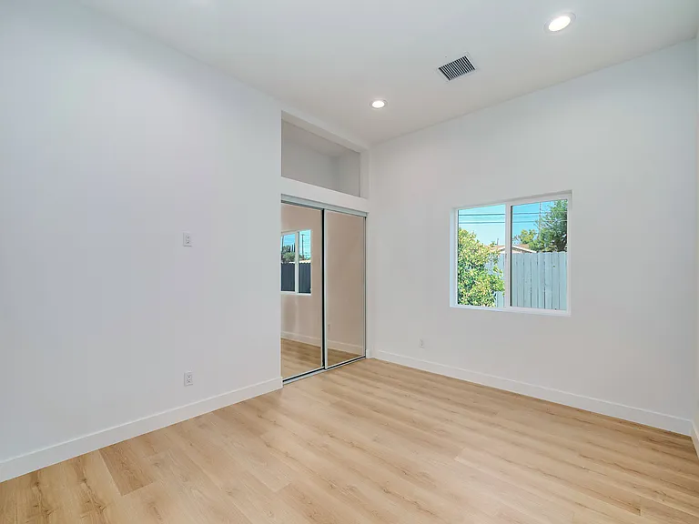 2576 Avenida De Las Plantas #B — Photo 8