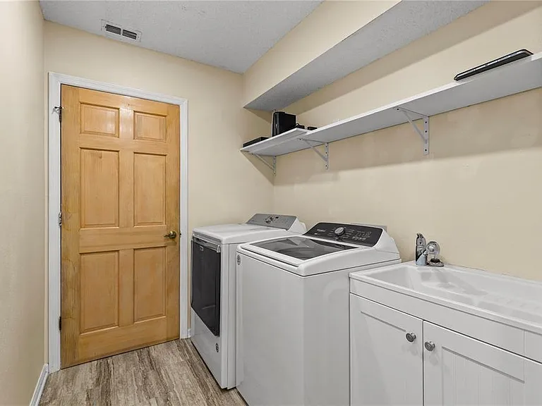 9447 Ashley Dr — Photo 43