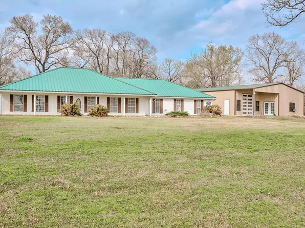 561 County Road 3558, Broaddus, TX 75929