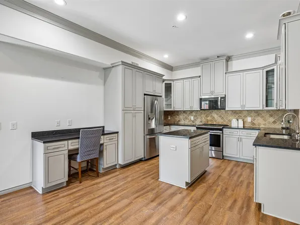 1325 Summerset Ln, Burleson, TX 76028