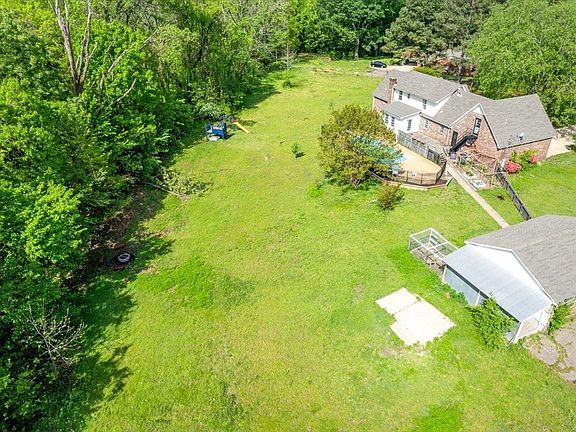 4th image of 300 Hilldale Ln