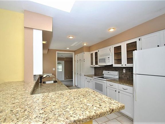 5th image of 9 E Summit St