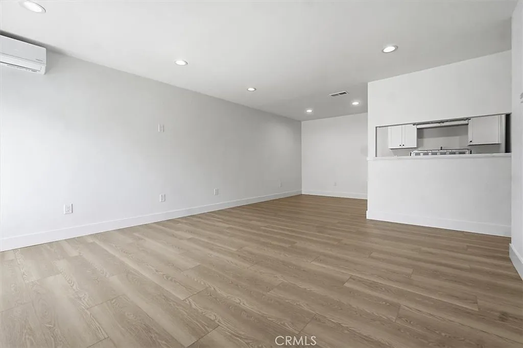 2 bed, 950 sqft, $3,000 — Photo 4