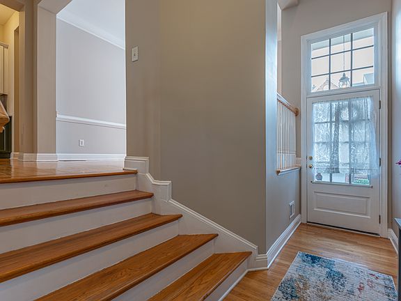 5th image of 318 Creekbank Way SE