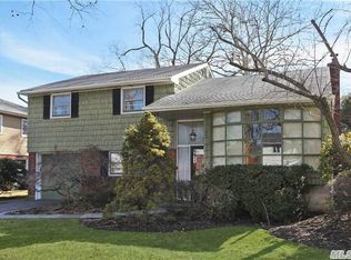 31 Patricia Ln, Syosset, NY 11791