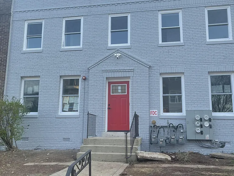 1709 E St NE — Photo 1