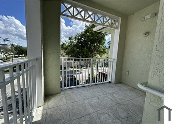3rd image of 2641 NE 4th St Unit 204