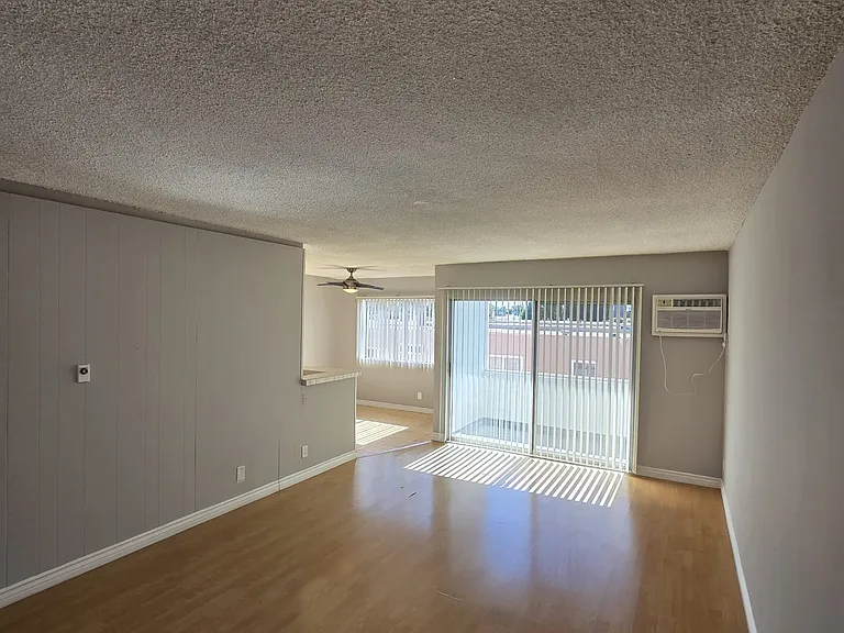 13955 Oxnard St — Photo 3
