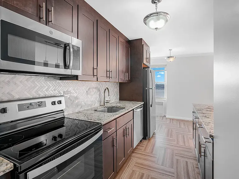 747 10th Ave #31F — Photo 2