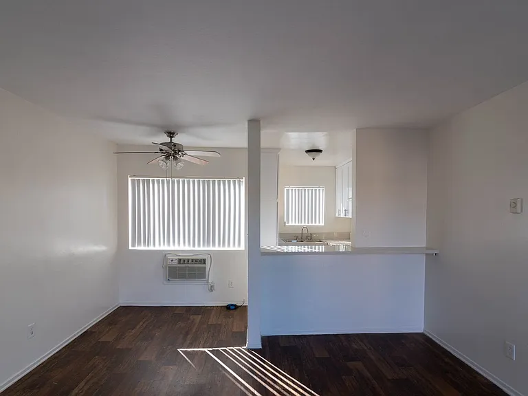 8123 - Sepulveda Apartments — Photo 29