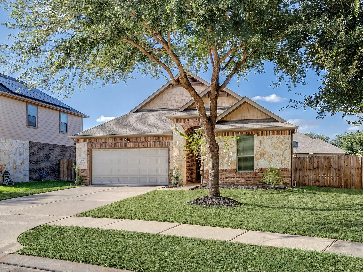 3 bed, 2.0 bath, 2166 sqft, $2,150 — Photo 2