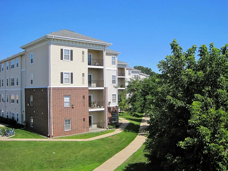 308_University Commons_Exterior_Building_03