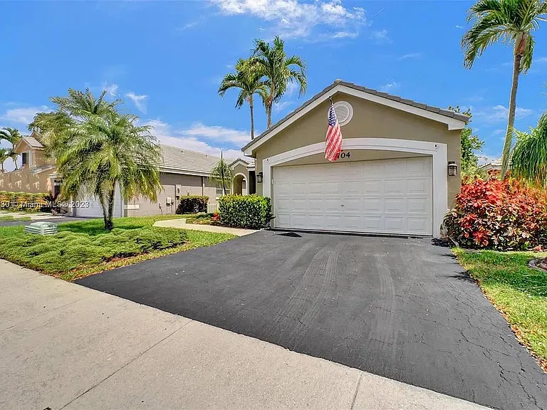 2704 Pinewood Ct — Photo 1