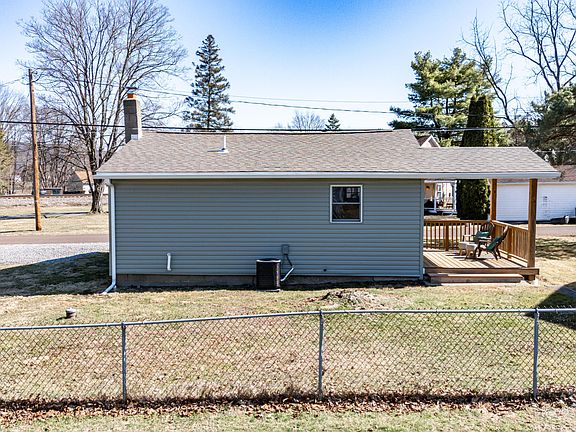 4th image of 326 Line St