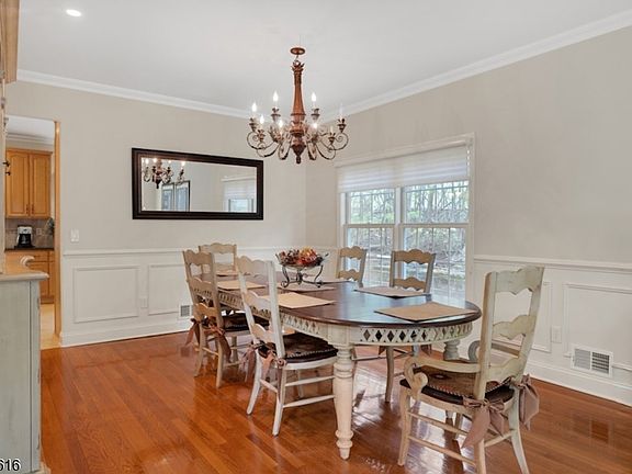 4th image of 22 Mount Airy Rd
