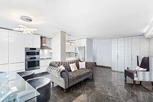 Sold by Thomas Lipovetsky, LREB | media 24