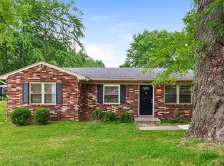 7906 Candleglow Ln, Louisville, KY 40214