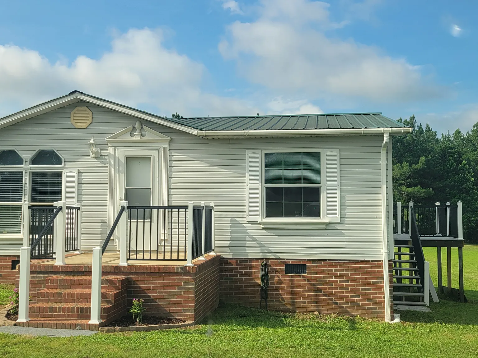 3 bed, 1210 sqft, $1,350 — Photo 1