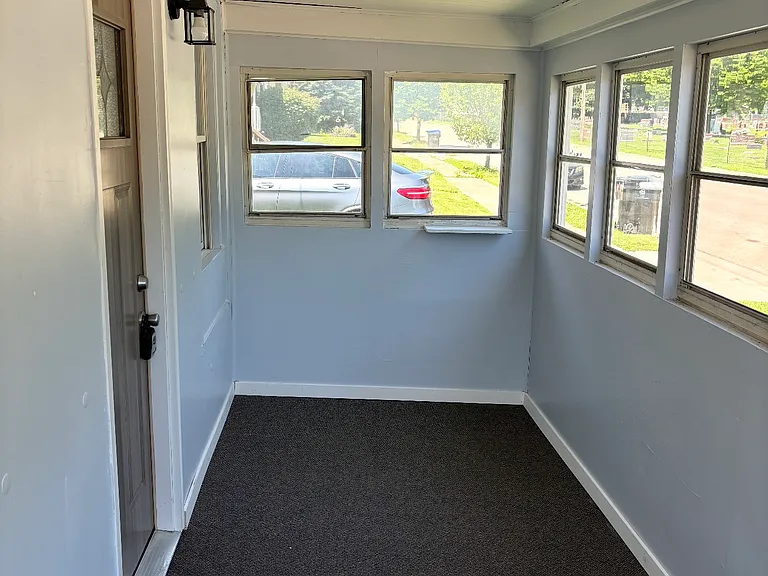 325 E Lincoln St — Photo 2