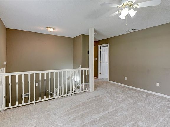 4th image of 904 N Ute Ave
