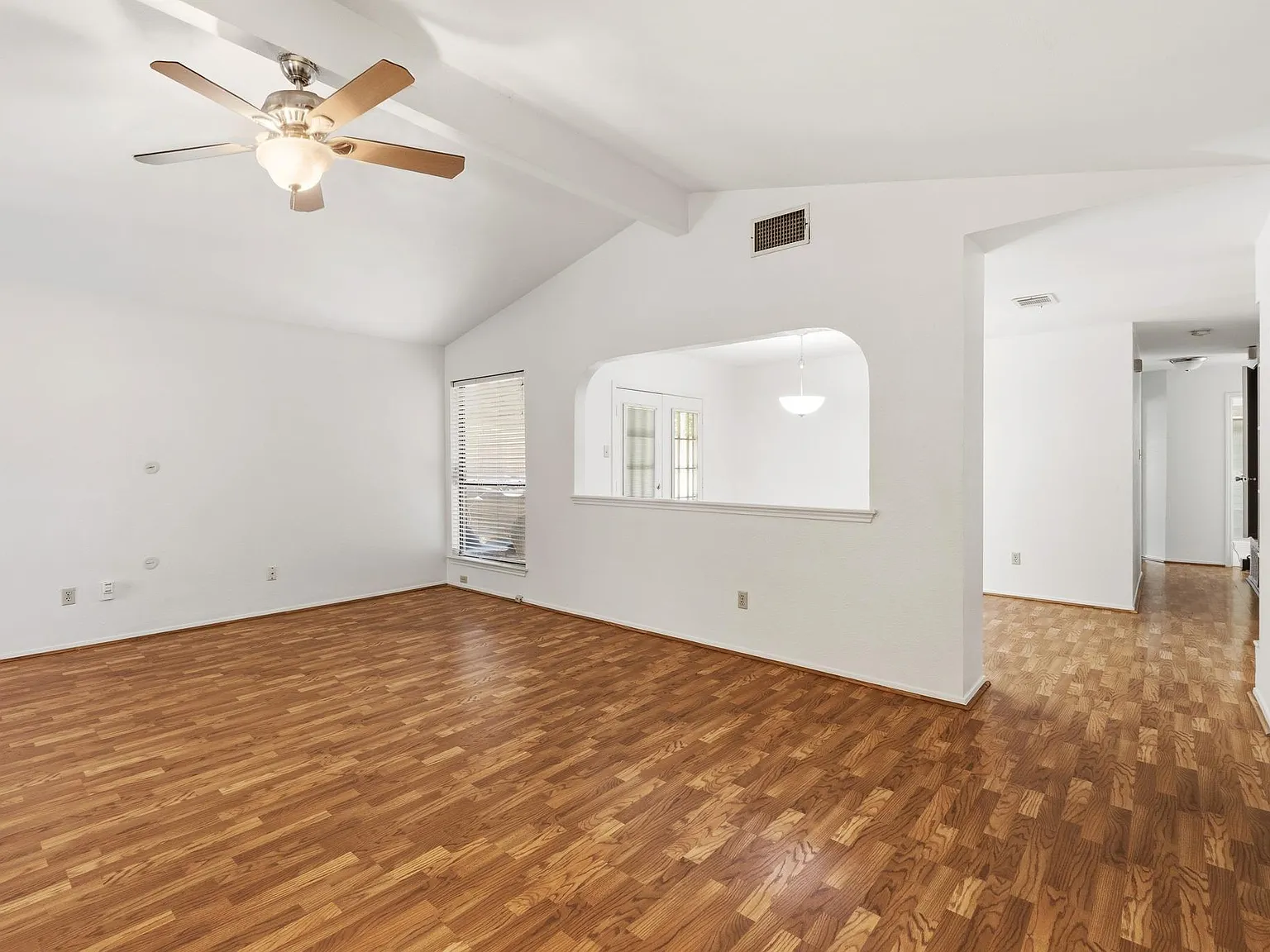 3 bed, 2.0 bath, 1364 sqft, $2,500 — Photo 4