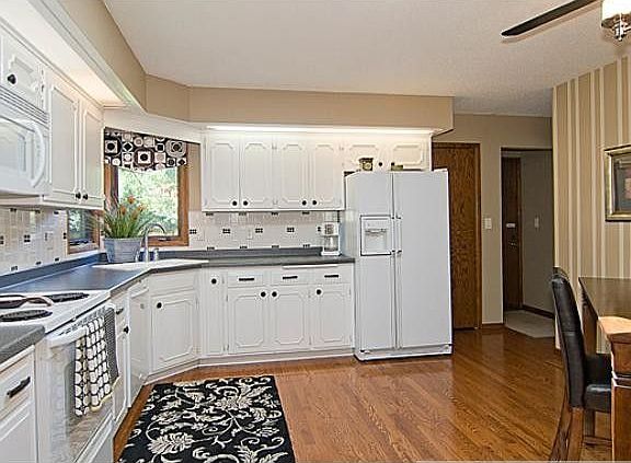 3rd image of 2281 Queens Dr