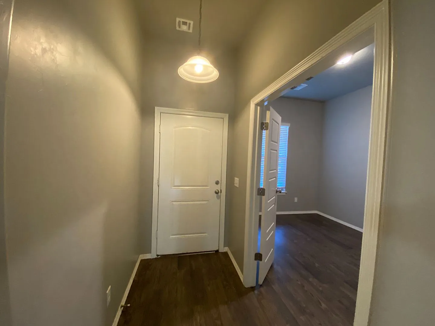 Beautiful 3 bed 2 bath PLUS office in Yukon — Photo 4