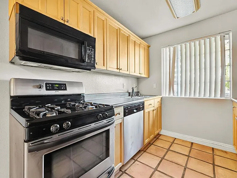 4775 Seminole Dr #105 — Photo 30