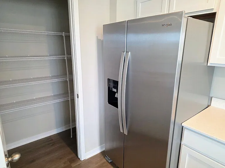655 NW Williamsburg Ln — Photo 7