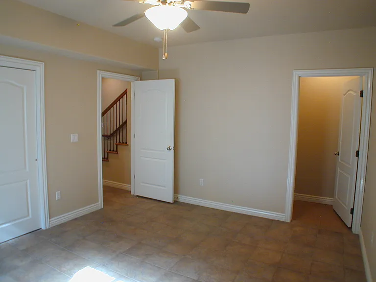 400 Sterling Dr — Photo 15