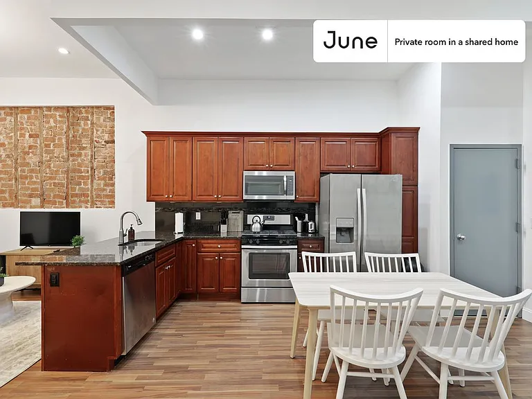 1110 Halsey St #D — Photo 12