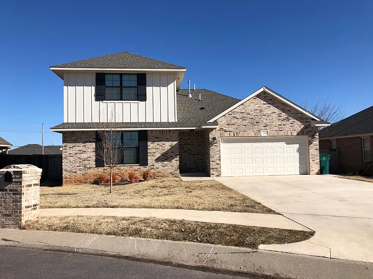 2404 Thornberry Ln — Photo 2