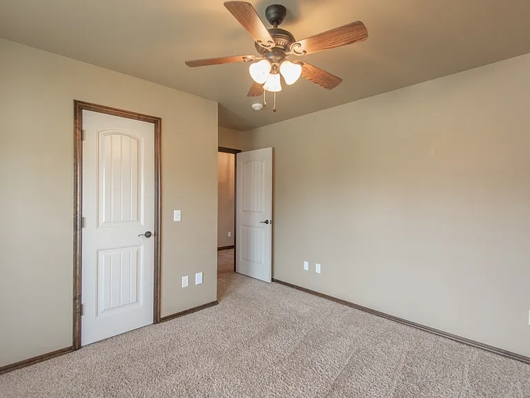 701 Lindsey Ln — Photo 3