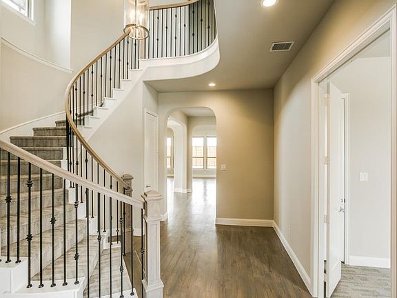 3rd image of 11154 Medallion Ln