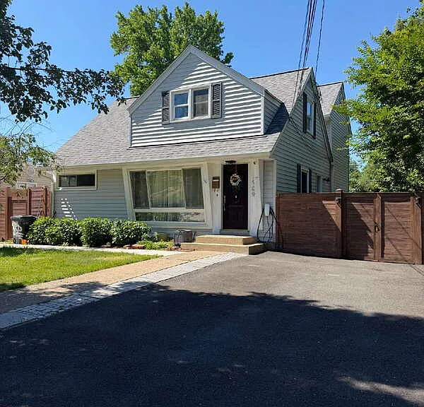 1909 Rollins Dr — Photo 1