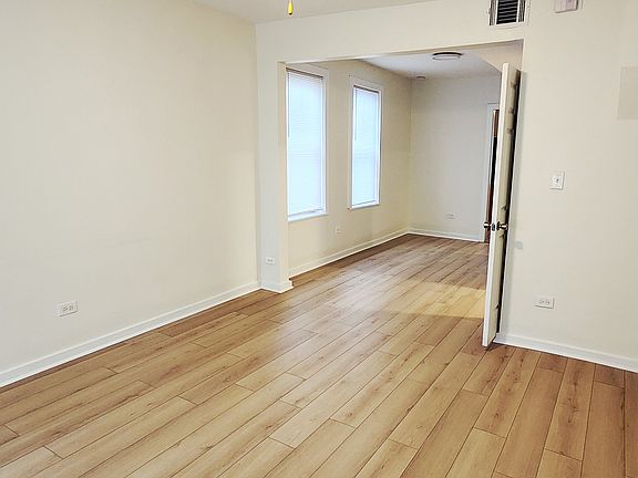 3rd image of 2525 W Lyndale St #1F