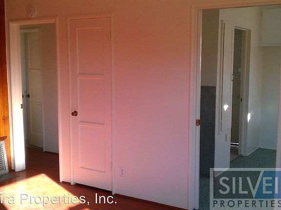 5th image of 1025 W Chapel St