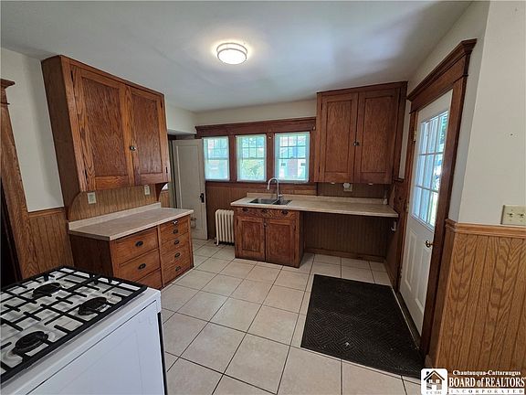 5th image of 145 Maple St