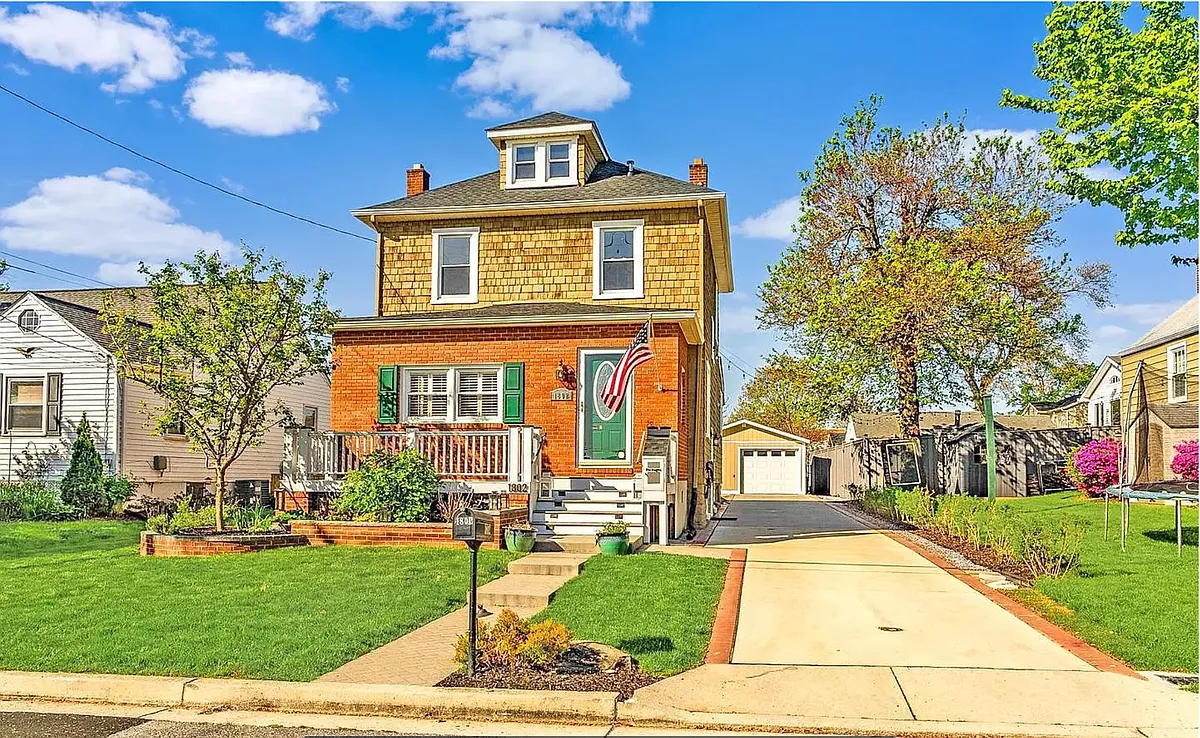 Front of house - 1802 Summit Ave