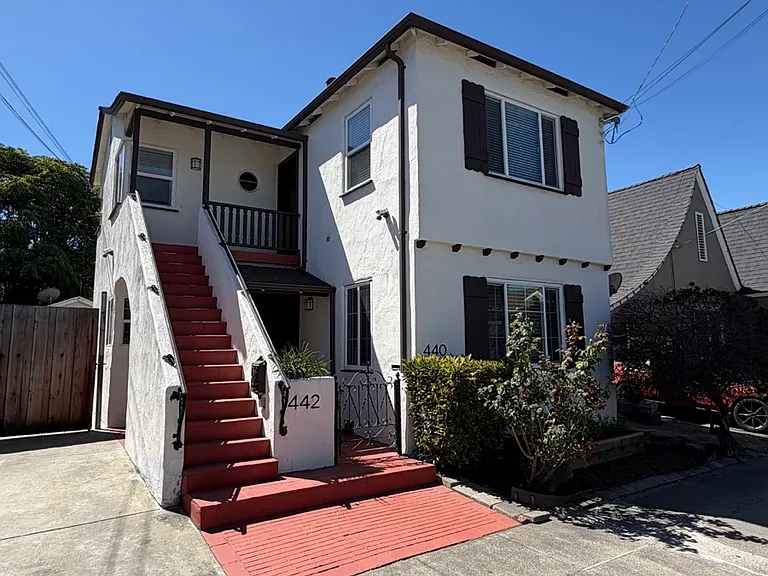 442 E Saint James St — Photo 2